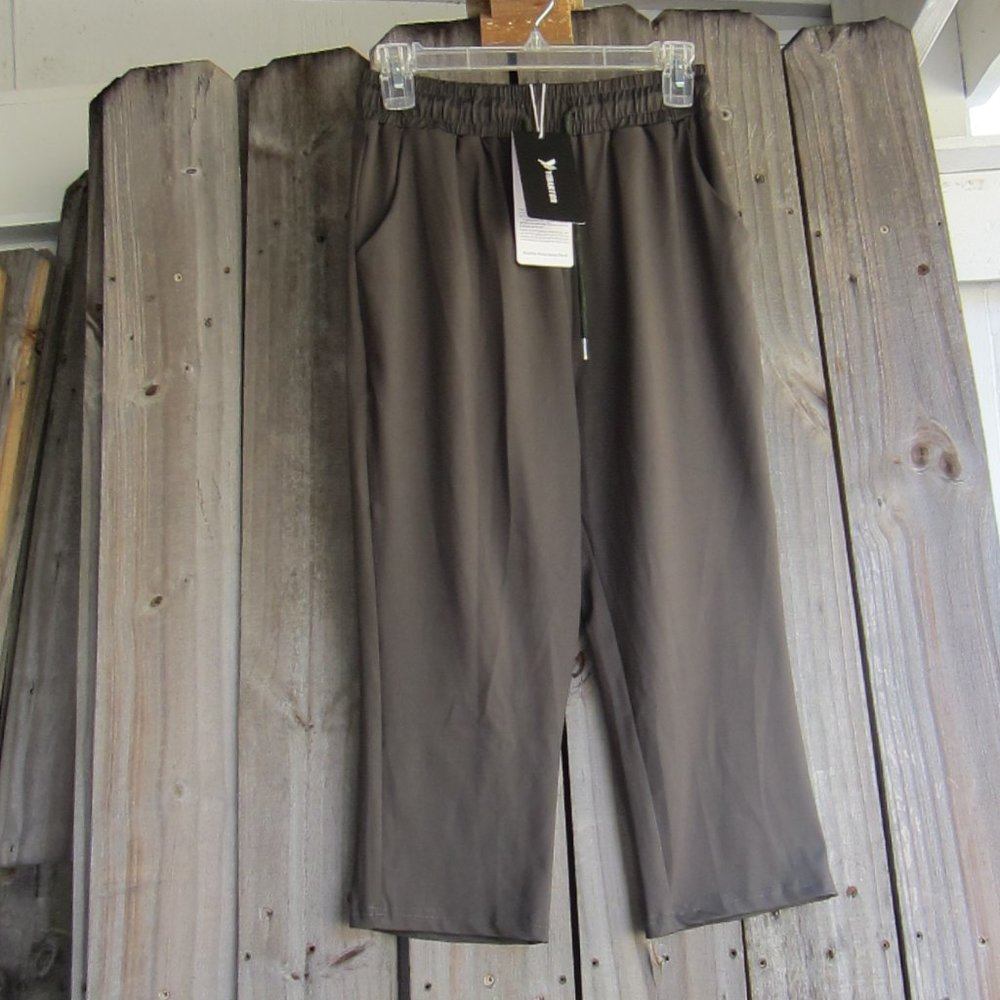New Woman's Small Dark Gray Yidarton Yoga Capri Pants
